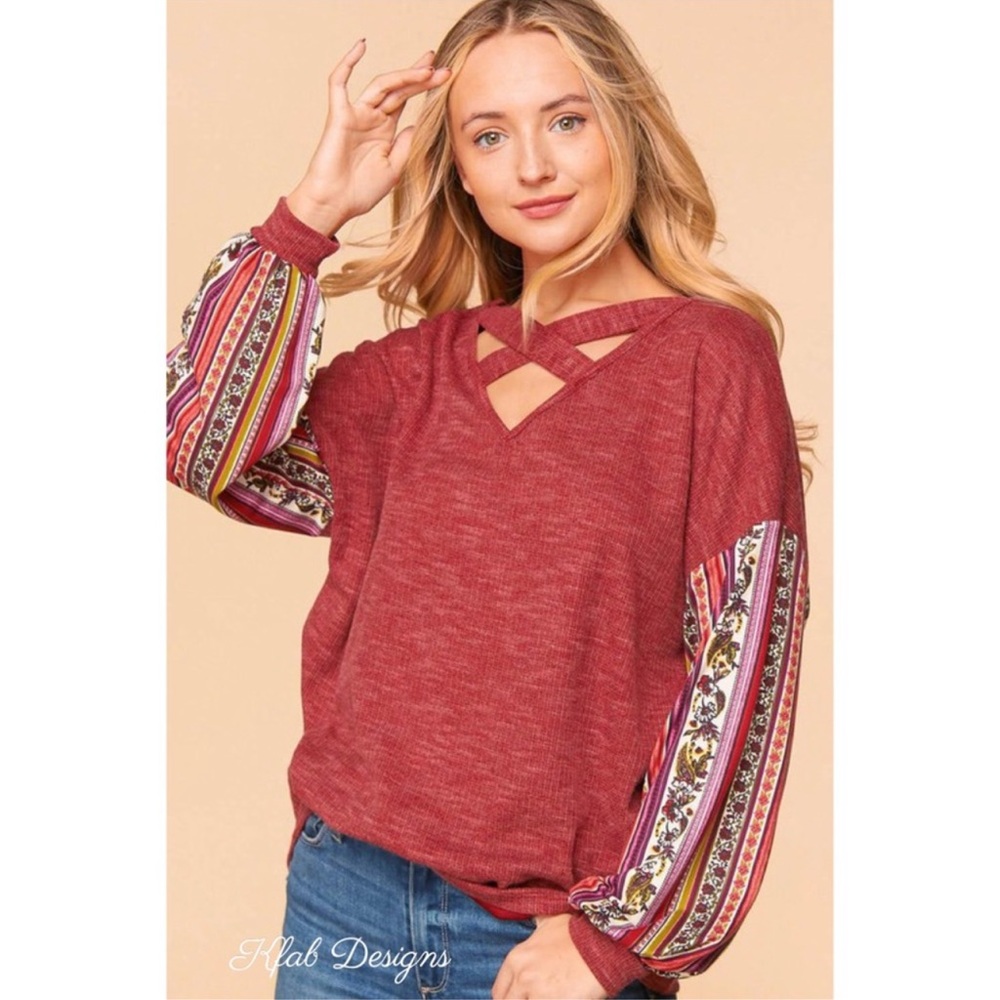 B22A❤️Flattering thermal knit x-front top w/tribal print sleeves2 add interest❤️